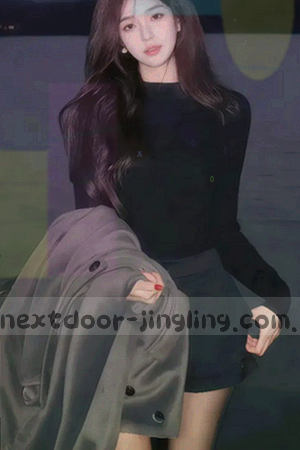 动漫《住在隔壁的精灵》竖版海报：公寓走廊与精灵少女